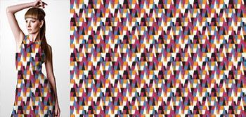 11006v Materiał ze wzorem kolorowe elementy nakładające się na siebie tworzące wzór trójkątów